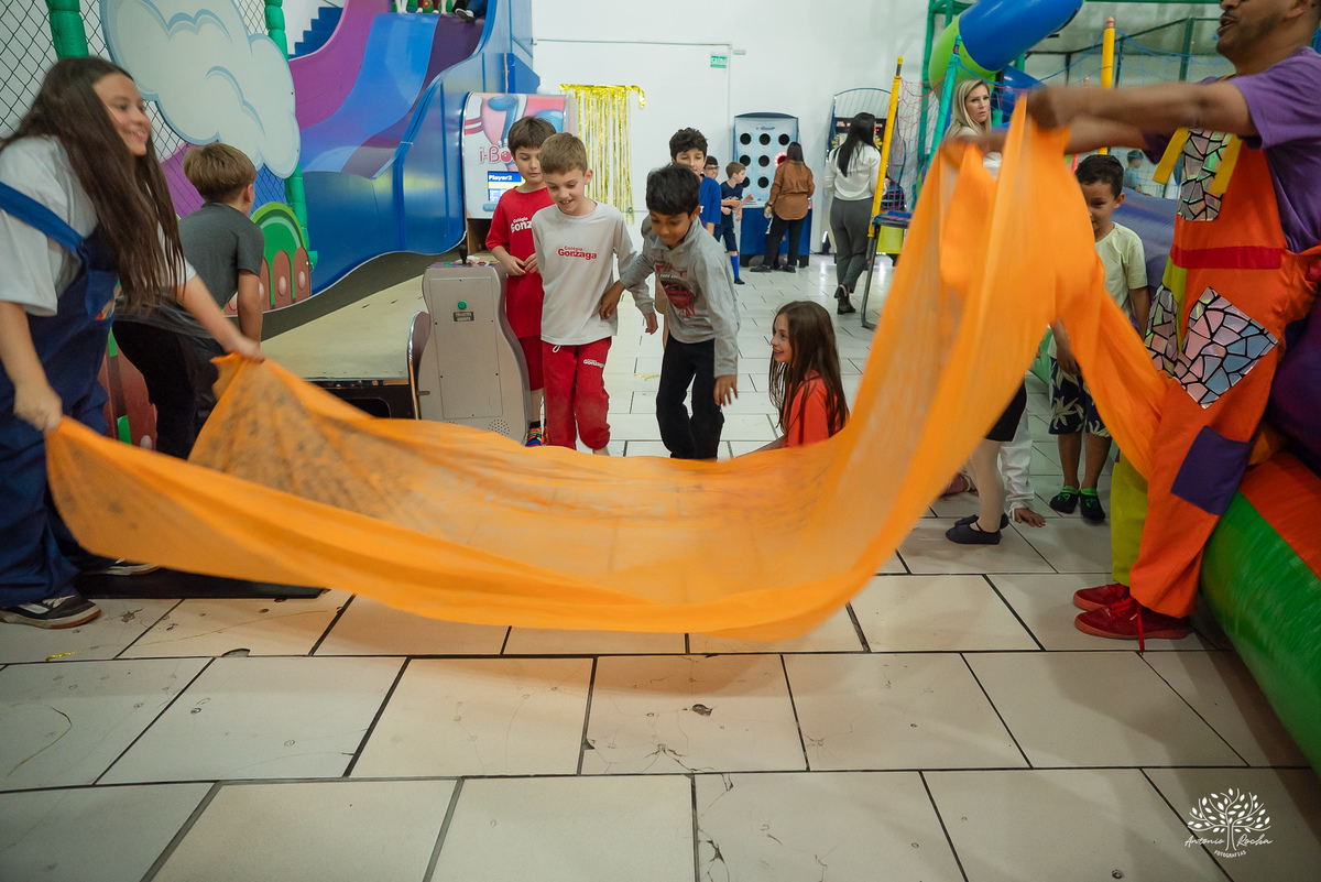 fotografia-infantil - festa-infantil - fotógrafo - aniversário-6-anos - Matteo - família - carinho - memória - registro-afetivo - infância - alegria - emoção - Roxito - chuva-de-neve - Pelotas - Antonio-Rocha-Fotografias - storytelling-visual - Cliff kids