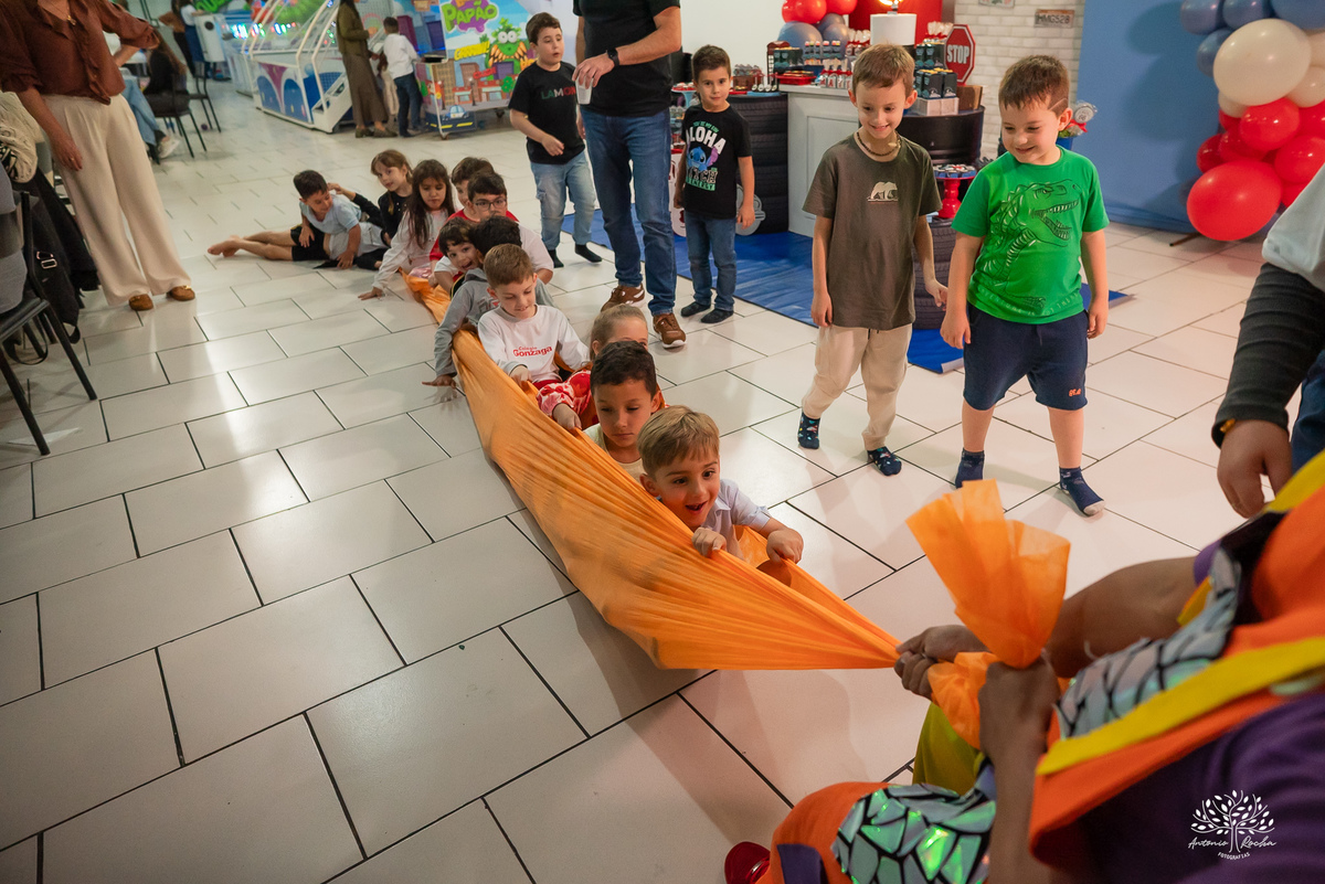 fotografia-infantil - festa-infantil - fotógrafo - aniversário-6-anos - Matteo - família - carinho - memória - registro-afetivo - infância - alegria - emoção - Roxito - chuva-de-neve - Pelotas - Antonio-Rocha-Fotografias - storytelling-visual - Cliff kids