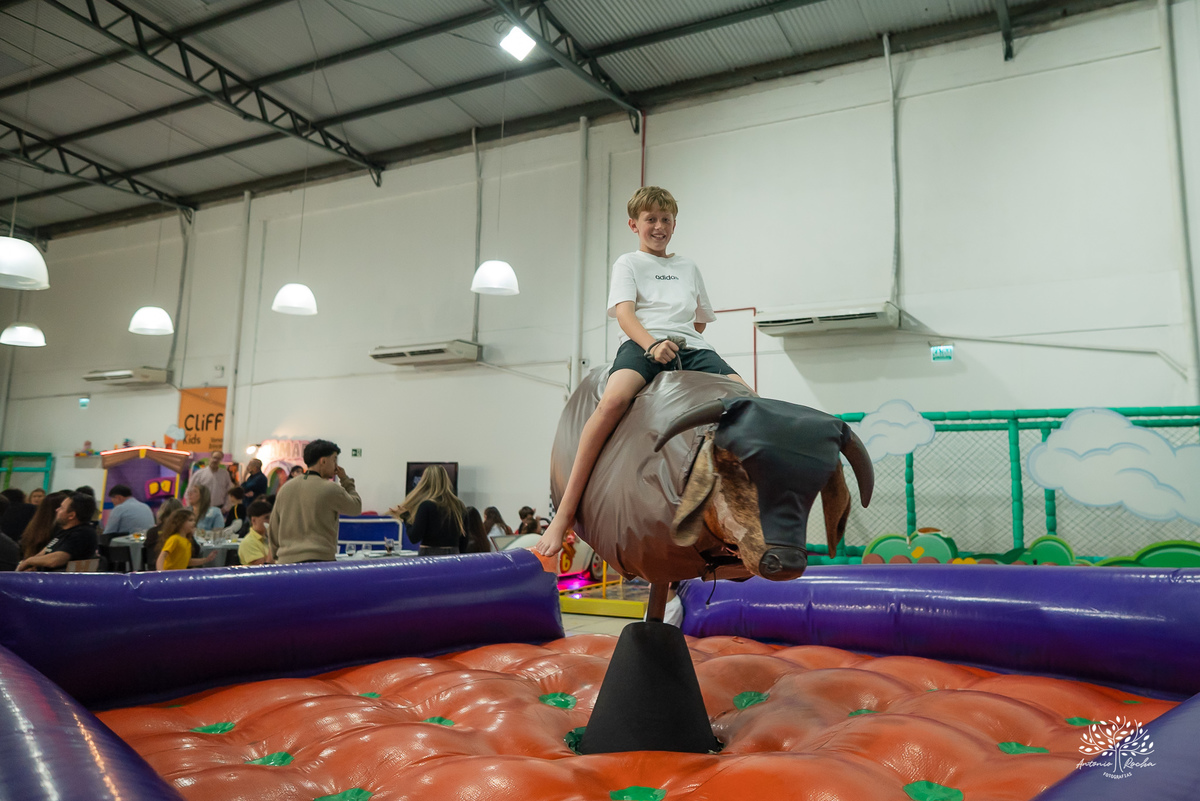 fotografia-infantil - festa-infantil - fotógrafo - aniversário-6-anos - Matteo - família - carinho - memória - registro-afetivo - infância - alegria - emoção - Roxito - chuva-de-neve - Pelotas - Antonio-Rocha-Fotografias - storytelling-visual - Cliff kids