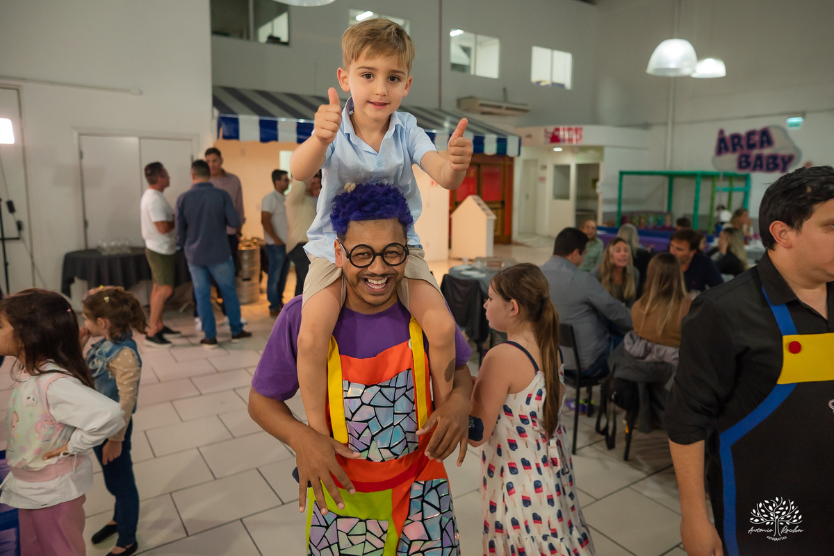 fotografia-infantil - festa-infantil - fotógrafo - aniversário-6-anos - Matteo - família - carinho - memória - registro-afetivo - infância - alegria - emoção - Roxito - chuva-de-neve - Pelotas - Antonio-Rocha-Fotografias - storytelling-visual - Cliff kids