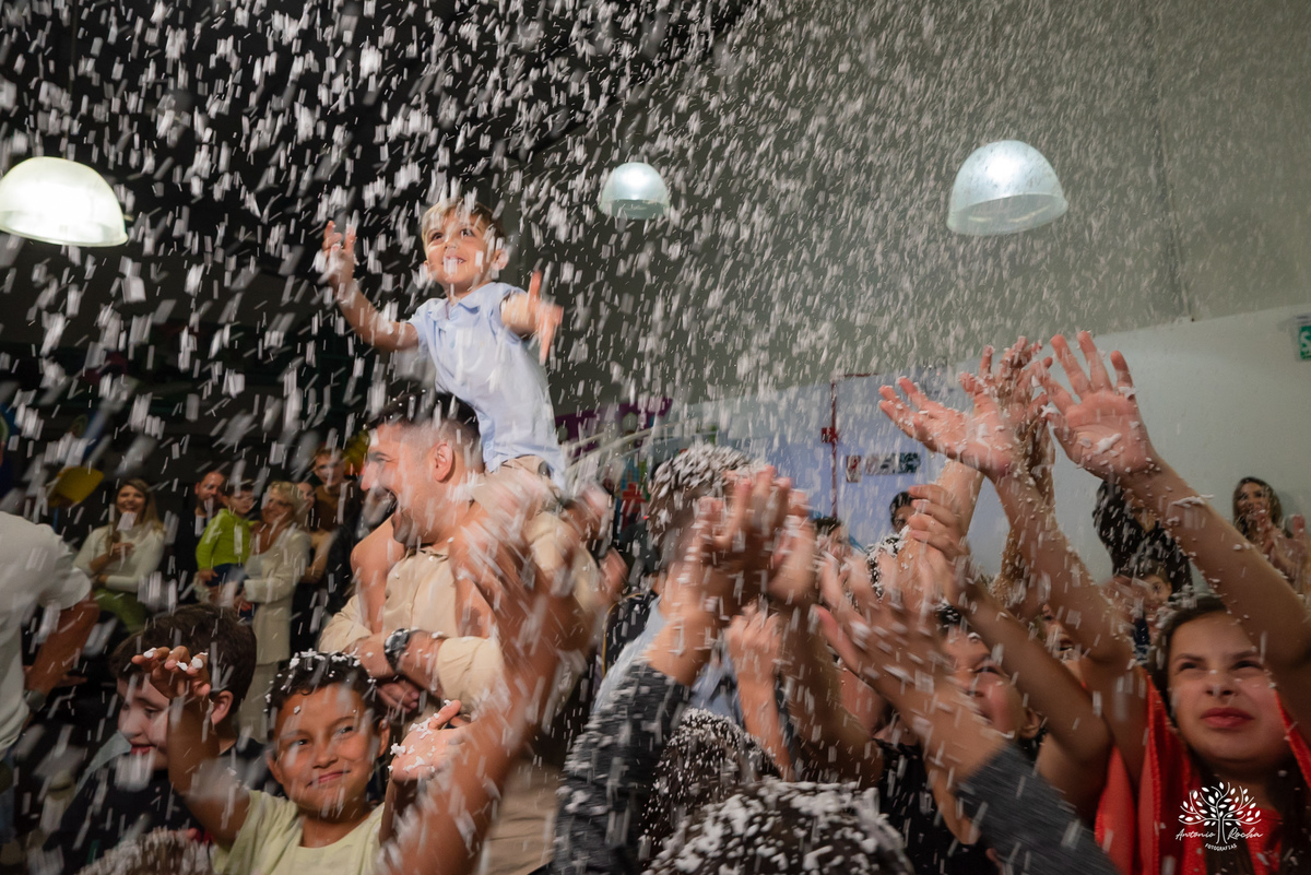 fotografia-infantil - festa-infantil - fotógrafo - aniversário-6-anos - Matteo - família - carinho - memória - registro-afetivo - infância - alegria - emoção - Roxito - chuva-de-neve - Pelotas - Antonio-Rocha-Fotografias - storytelling-visual - Cliff kids