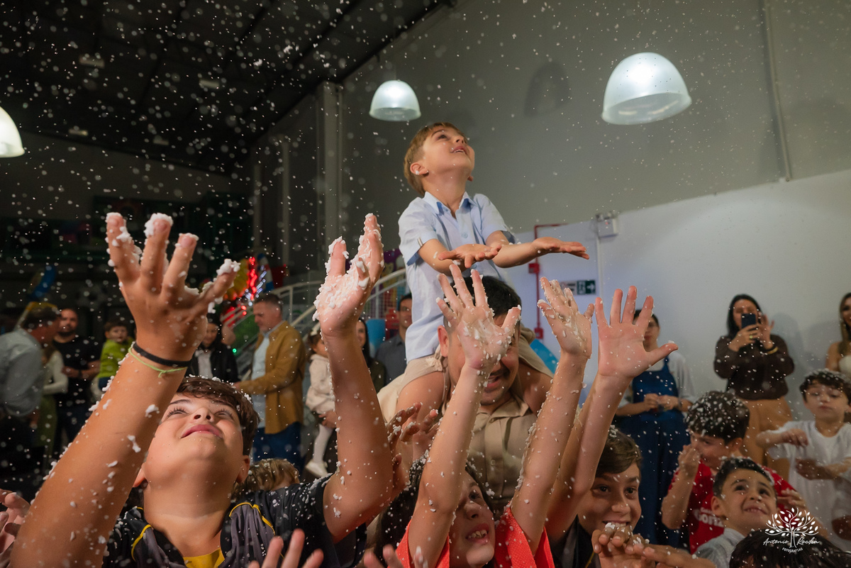 fotografia-infantil - festa-infantil - fotógrafo - aniversário-6-anos - Matteo - família - carinho - memória - registro-afetivo - infância - alegria - emoção - Roxito - chuva-de-neve - Pelotas - Antonio-Rocha-Fotografias - storytelling-visual - Cliff kids