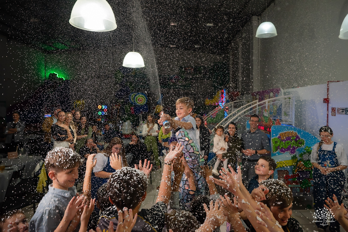 fotografia-infantil - festa-infantil - fotógrafo - aniversário-6-anos - Matteo - família - carinho - memória - registro-afetivo - infância - alegria - emoção - Roxito - chuva-de-neve - Pelotas - Antonio-Rocha-Fotografias - storytelling-visual - Cliff kids