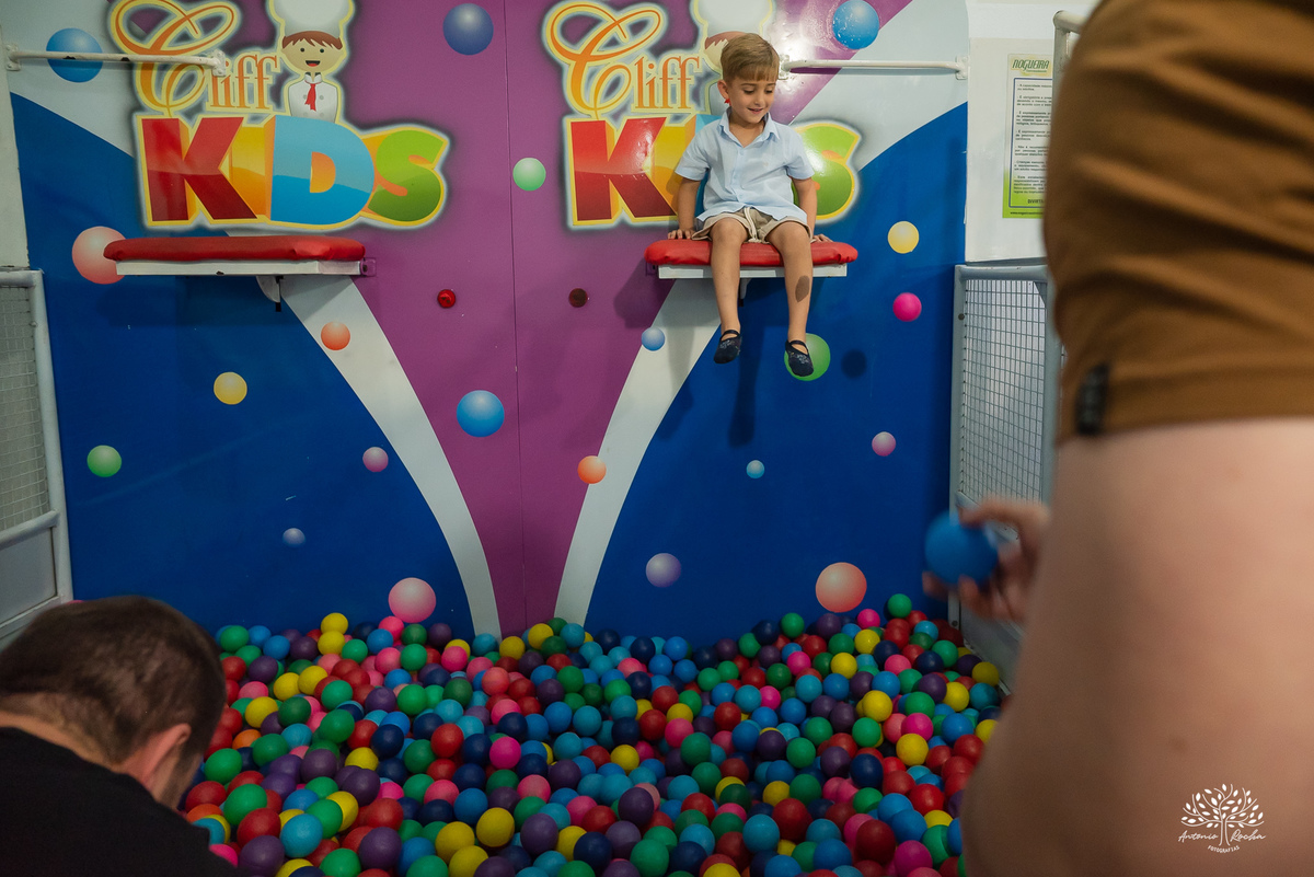 fotografia-infantil - festa-infantil - fotógrafo - aniversário-6-anos - Matteo - família - carinho - memória - registro-afetivo - infância - alegria - emoção - Roxito - chuva-de-neve - Pelotas - Antonio-Rocha-Fotografias - storytelling-visual - Cliff kids