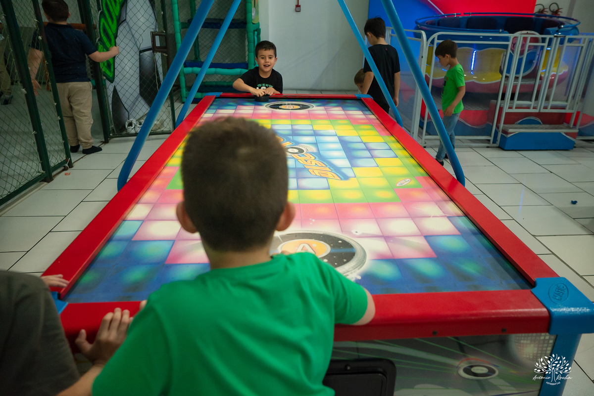 fotografia-infantil - festa-infantil - fotógrafo - aniversário-6-anos - Matteo - família - carinho - memória - registro-afetivo - infância - alegria - emoção - Roxito - chuva-de-neve - Pelotas - Antonio-Rocha-Fotografias - storytelling-visual - Cliff kids