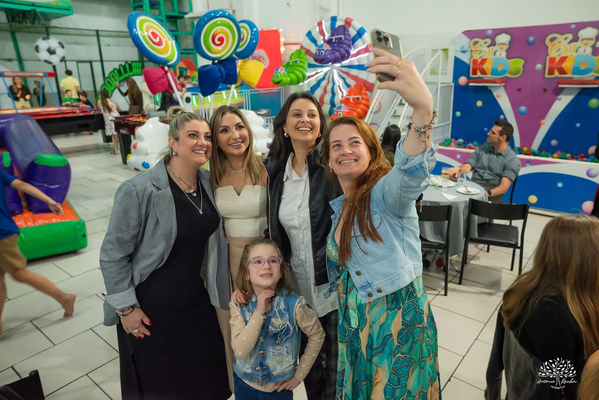 fotografia-infantil - festa-infantil - fotógrafo - aniversário-6-anos - Matteo - família - carinho - memória - registro-afetivo - infância - alegria - emoção - Roxito - chuva-de-neve - Pelotas - Antonio-Rocha-Fotografias - storytelling-visual - Cliff kids