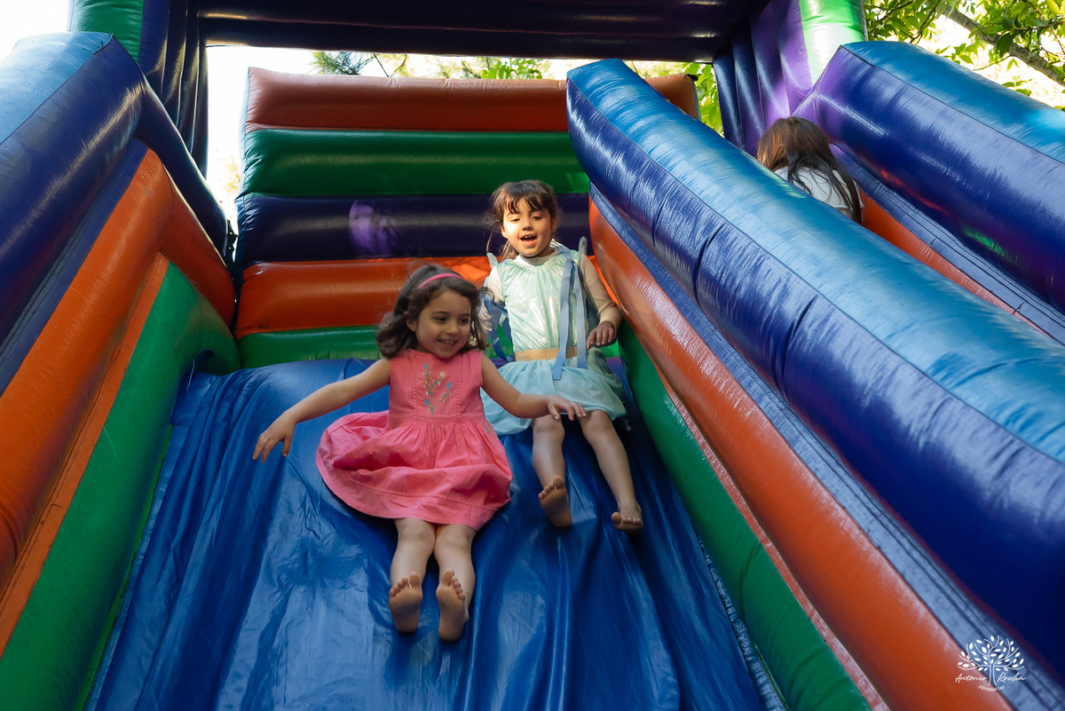 fotografia festa infantil - aniversario no sitio - aniversario ao ar livre - fotografo infantil - festa em familia - fotografia espontanea – sininho - fotografo de festas – antonio rocha fotografias – pelotas – bolo de chocolate - cachorro quente - tobogã