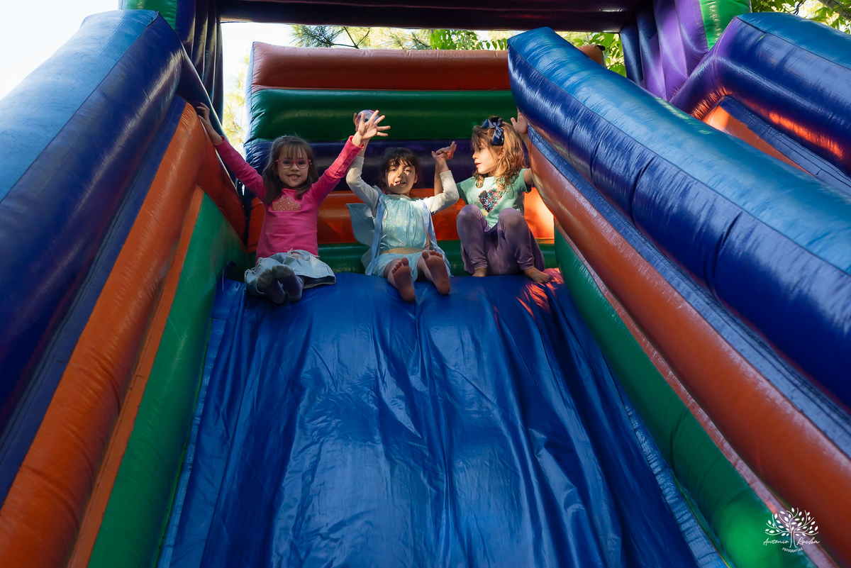 fotografia festa infantil - aniversario no sitio - aniversario ao ar livre - fotografo infantil - festa em familia - fotografia espontanea – sininho - fotografo de festas – antonio rocha fotografias – pelotas – bolo de chocolate - cachorro quente - tobogã