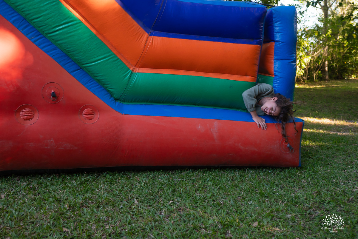 fotografia festa infantil - aniversario no sitio - aniversario ao ar livre - fotografo infantil - festa em familia - fotografia espontanea – sininho - fotografo de festas – antonio rocha fotografias – pelotas – bolo de chocolate - cachorro quente - tobogã