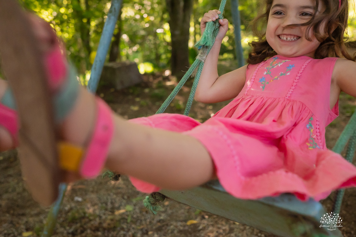 fotografia festa infantil - aniversario no sitio - aniversario ao ar livre - fotografo infantil - festa em familia - fotografia espontanea – sininho - fotografo de festas – antonio rocha fotografias – pelotas – bolo de chocolate - cachorro quente - tobogã