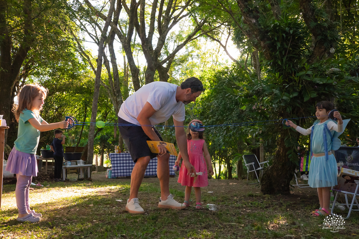 fotografia festa infantil - aniversario no sitio - aniversario ao ar livre - fotografo infantil - festa em familia - fotografia espontanea – sininho - fotografo de festas – antonio rocha fotografias – pelotas – bolo de chocolate - cachorro quente - tobogã