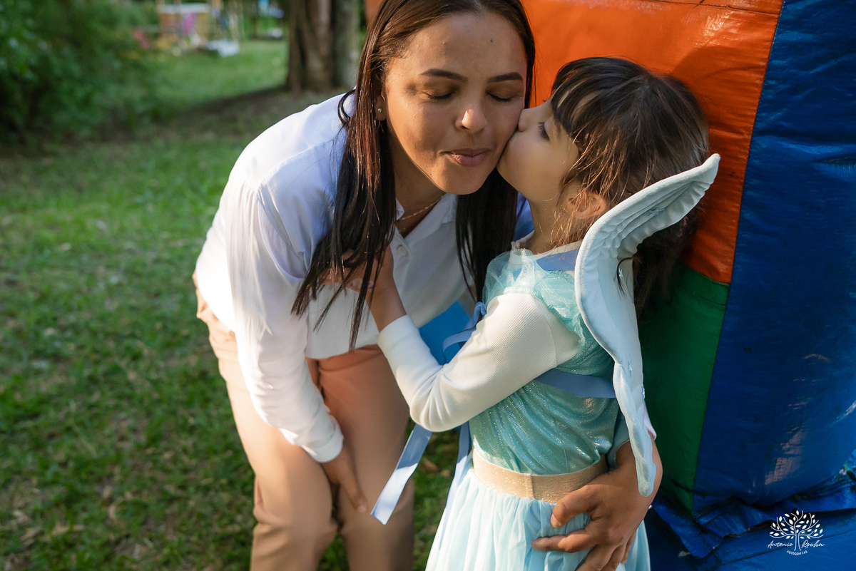 fotografia festa infantil - aniversario no sitio - aniversario ao ar livre - fotografo infantil - festa em familia - fotografia espontanea – sininho - fotografo de festas – antonio rocha fotografias – pelotas – bolo de chocolate - cachorro quente - tobogã