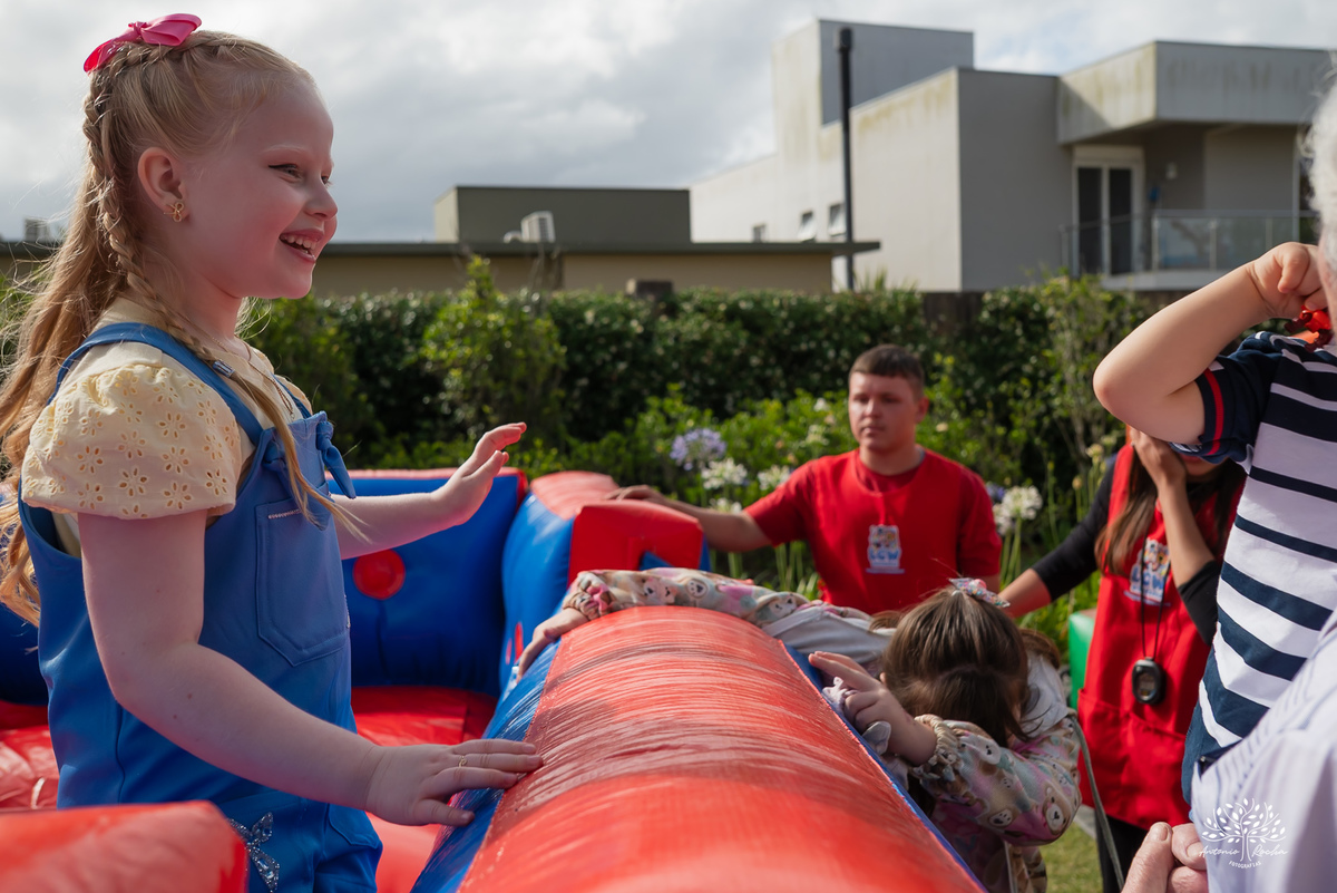 festa infantil - aniversário criança - fotografia infantil - hello kitty - animador roxito-chuva de neve- fotógrafo de festas – Salão Veredas – barraquinhas de kreps – diver kids – buffet de barraquinhas – Pelotas - música ao vivo - doces personalizados