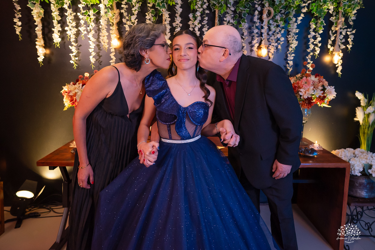 Abraço entre pais e filha na festa de 15 anos, retratando emoção e amor na fotografia de debutante