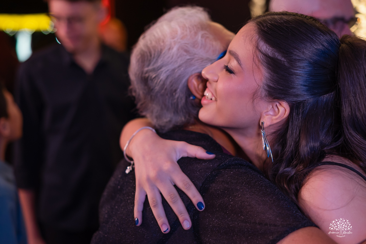 Encontro emocionante da debutante com a avó durante a festa de 15 anos.