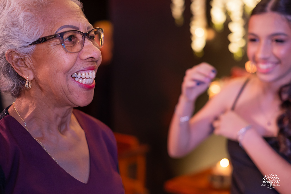 Retrato espontâneo da debutante em sua festa de 15 anos, com sorriso marcante