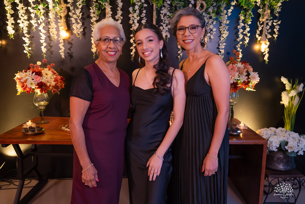 Família reunida na comemoração dos 15 anos da filha, em fotografia profissional.
