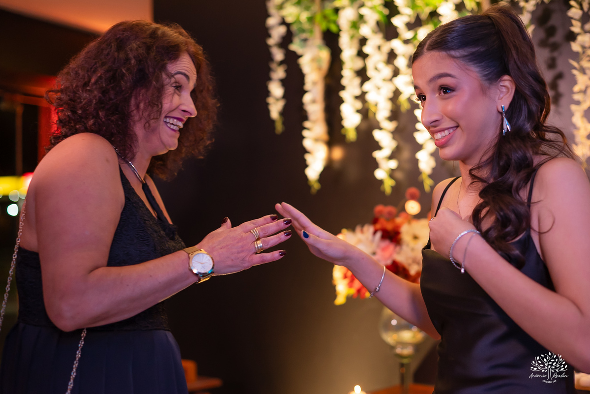 Reação da debutante ao receber convidada