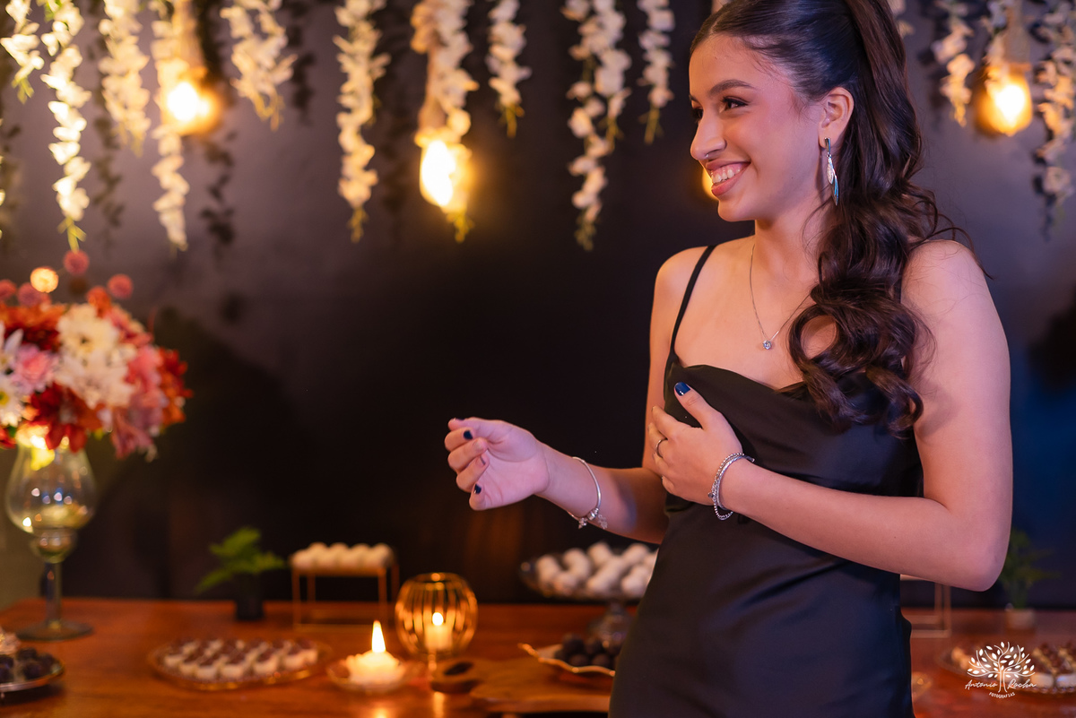 Debutante na recepção sorrindo