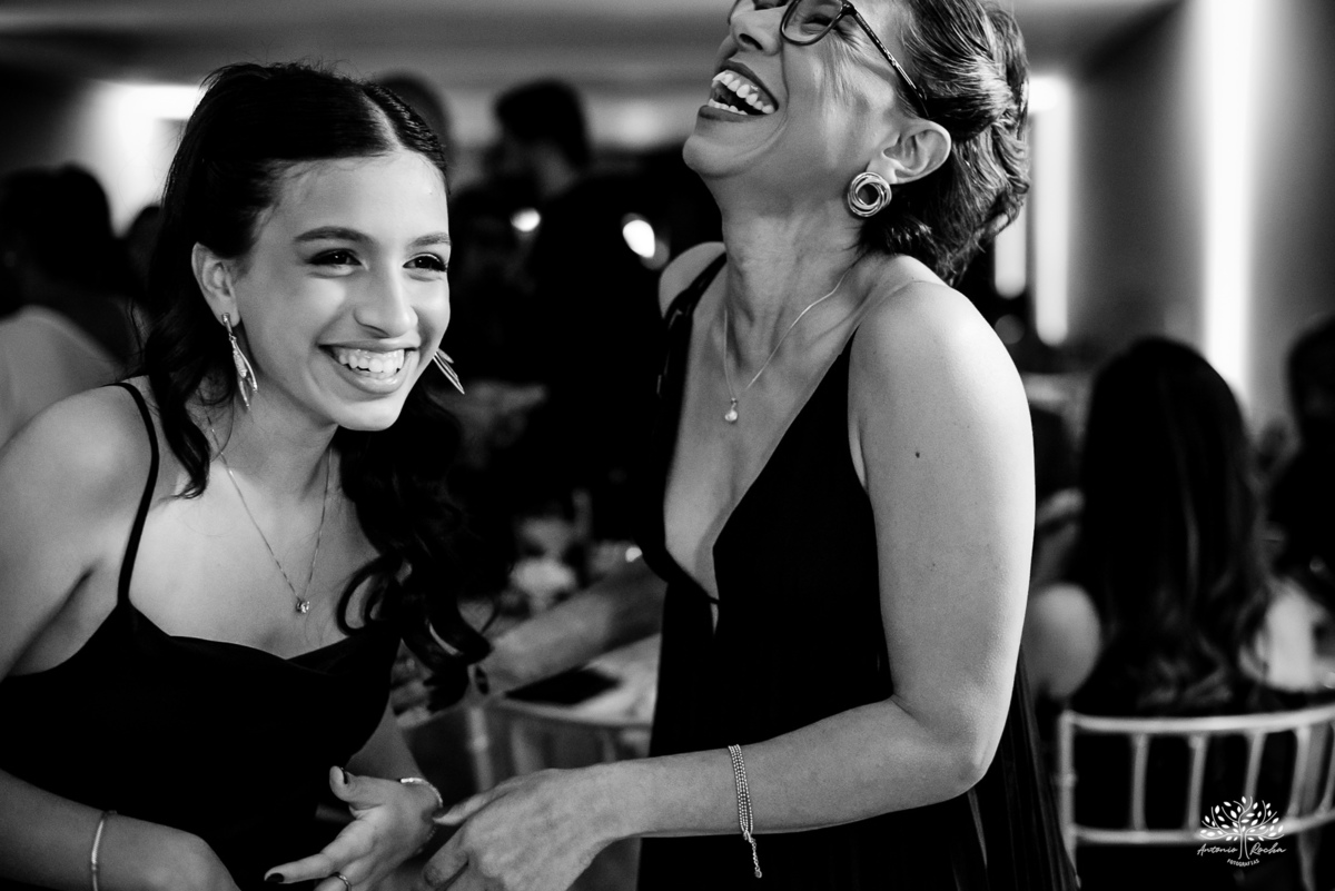 Mãe e debutante em sorriso contagiante