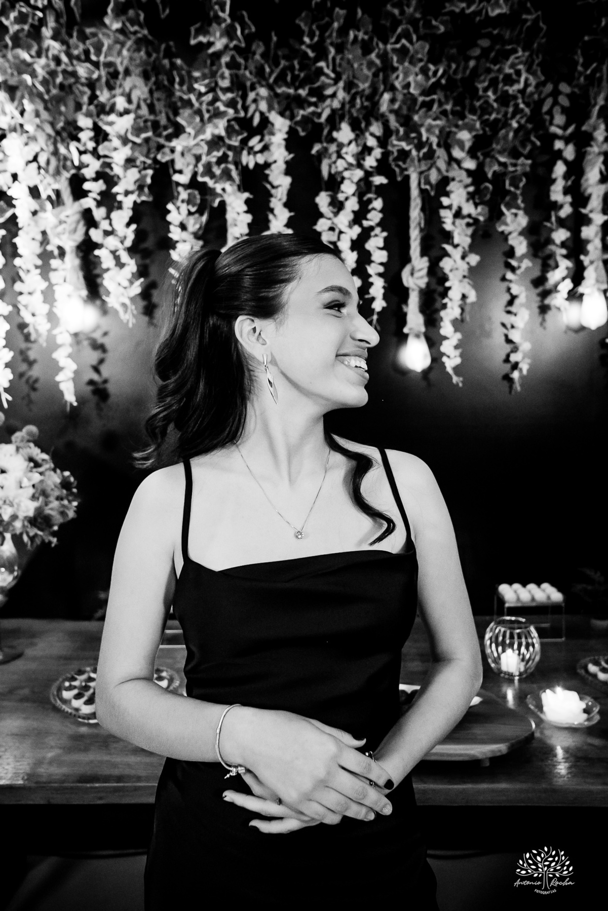 Fotografia artística da debutante durante sua festa de 15 anos.