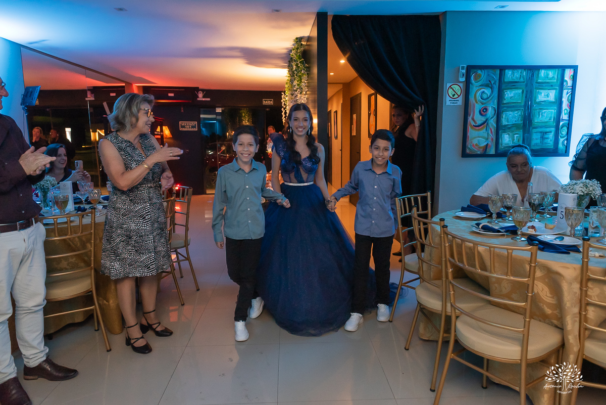 Entrada da debutante a meia-noite com os irmãos