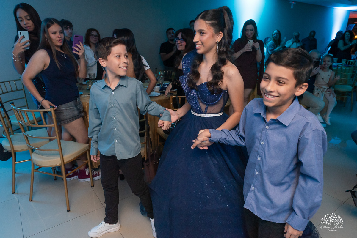 Close dos irmãos olhando para a debutante