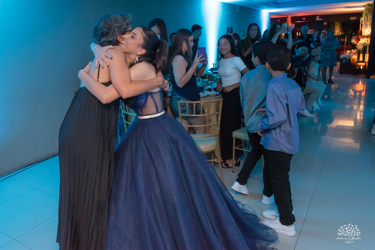 Abraço da debutante na mãe na chegada