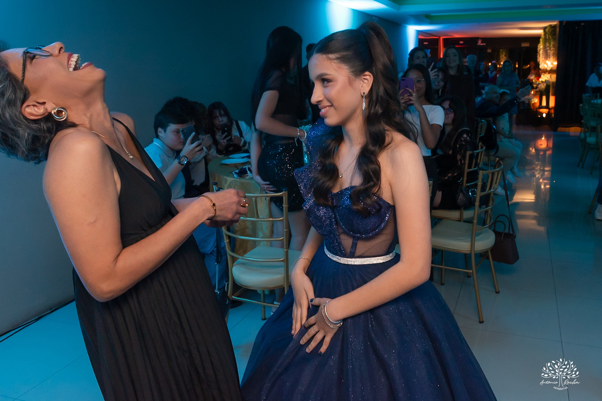 Mãe da debutante sorrindo para ela