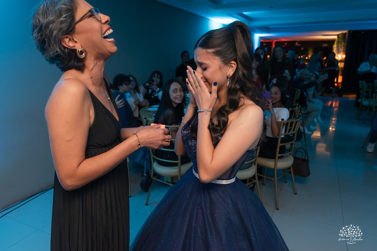 Surpresa para debutante o anel de 15 anos, ela muito emocionada