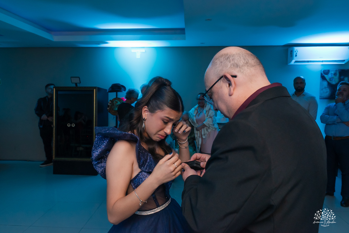 Pai colocando anel de 15 anos