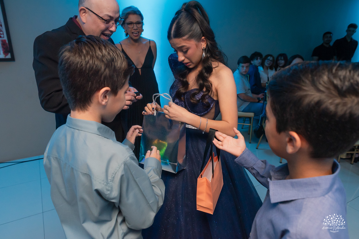 Irmãos entregando um presente para a debutante