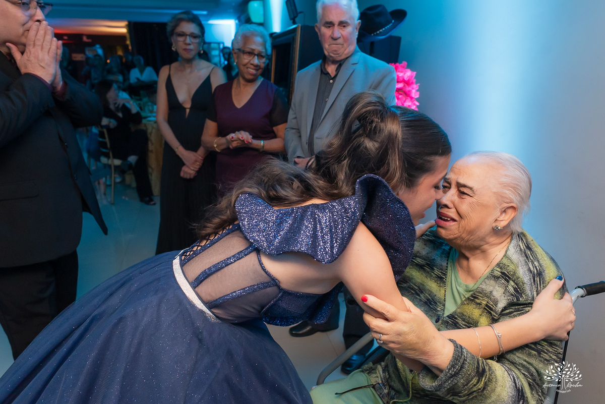Debutante fazendo um carinho na avó