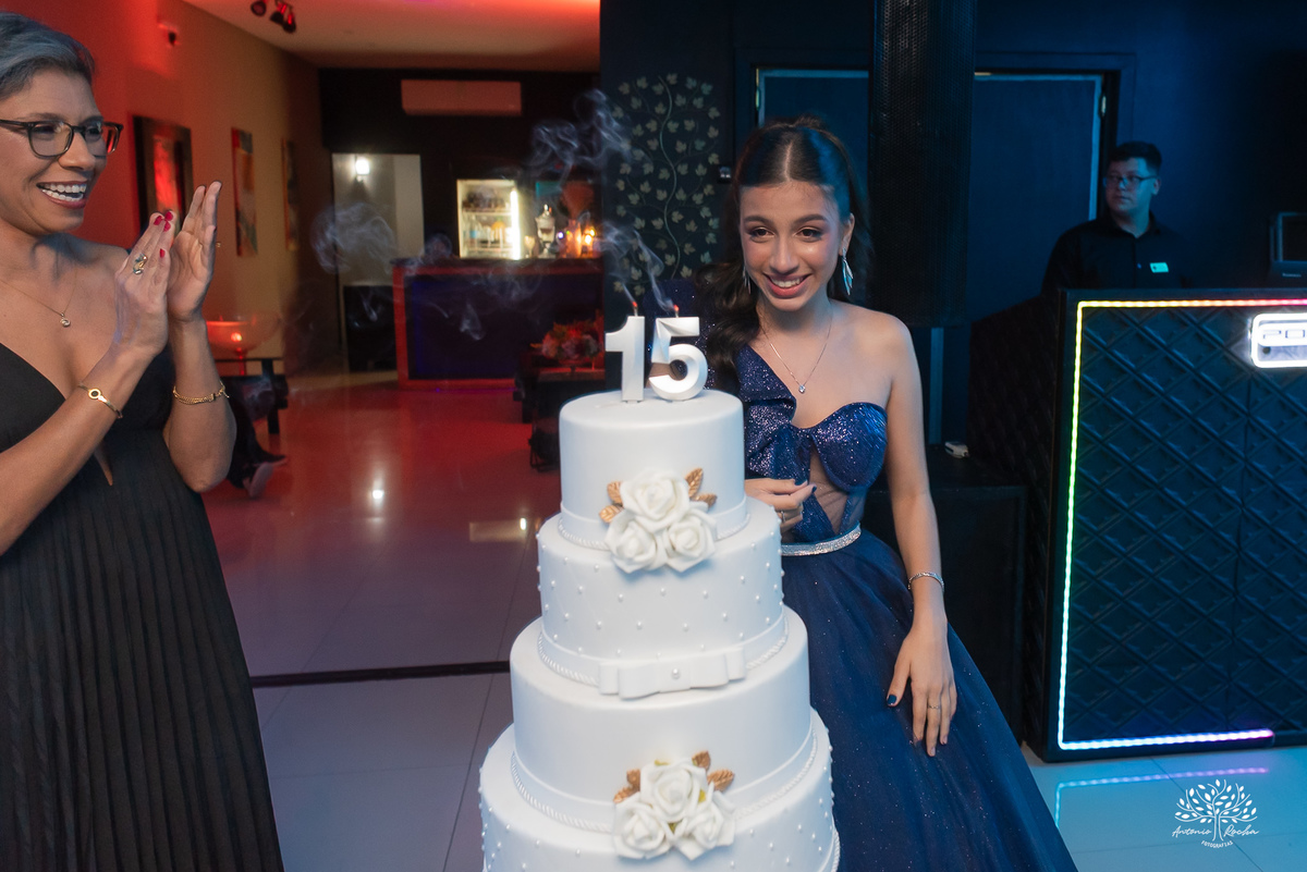 Hora de assoprar as vela de 15 anos