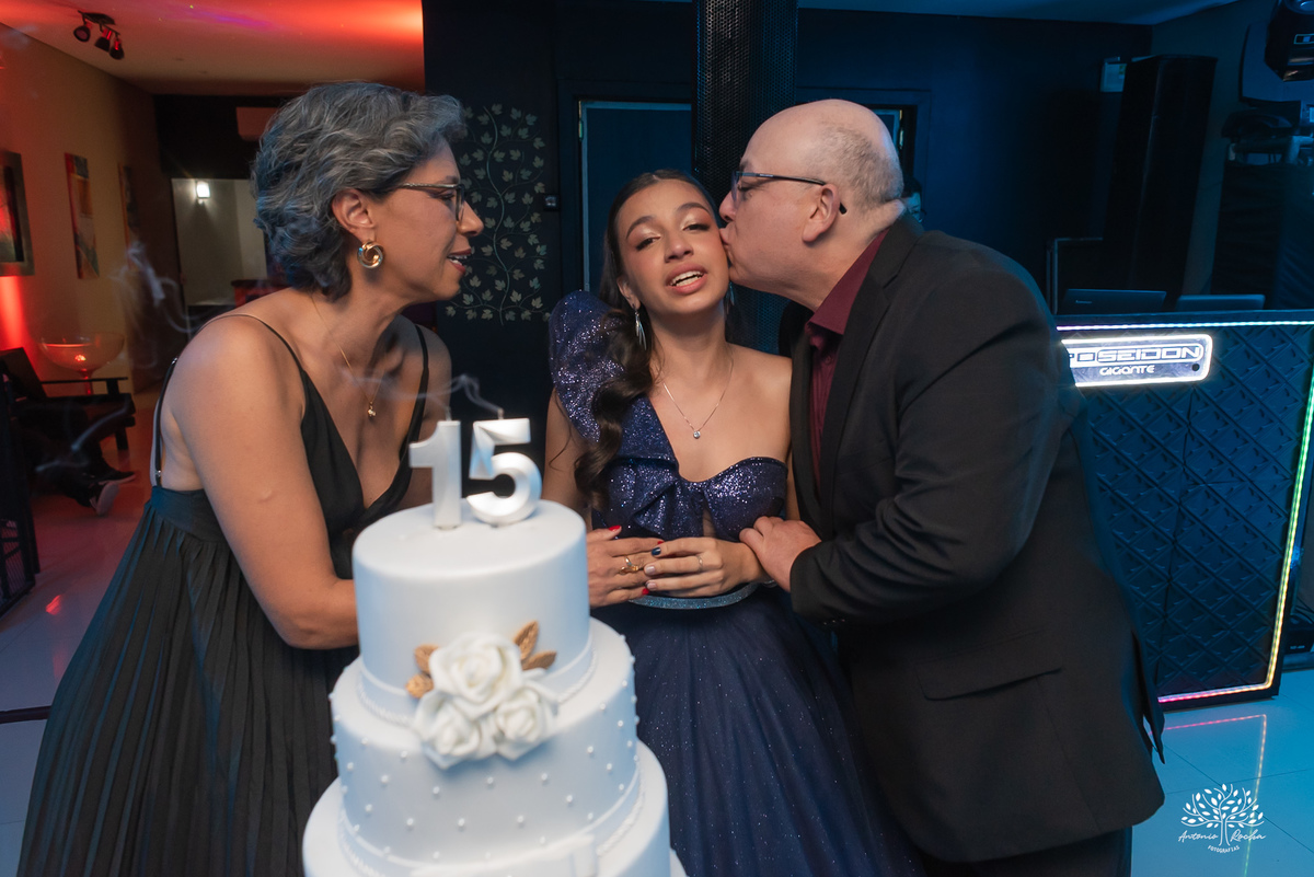 Um beijo estalado do pai após o parabéns