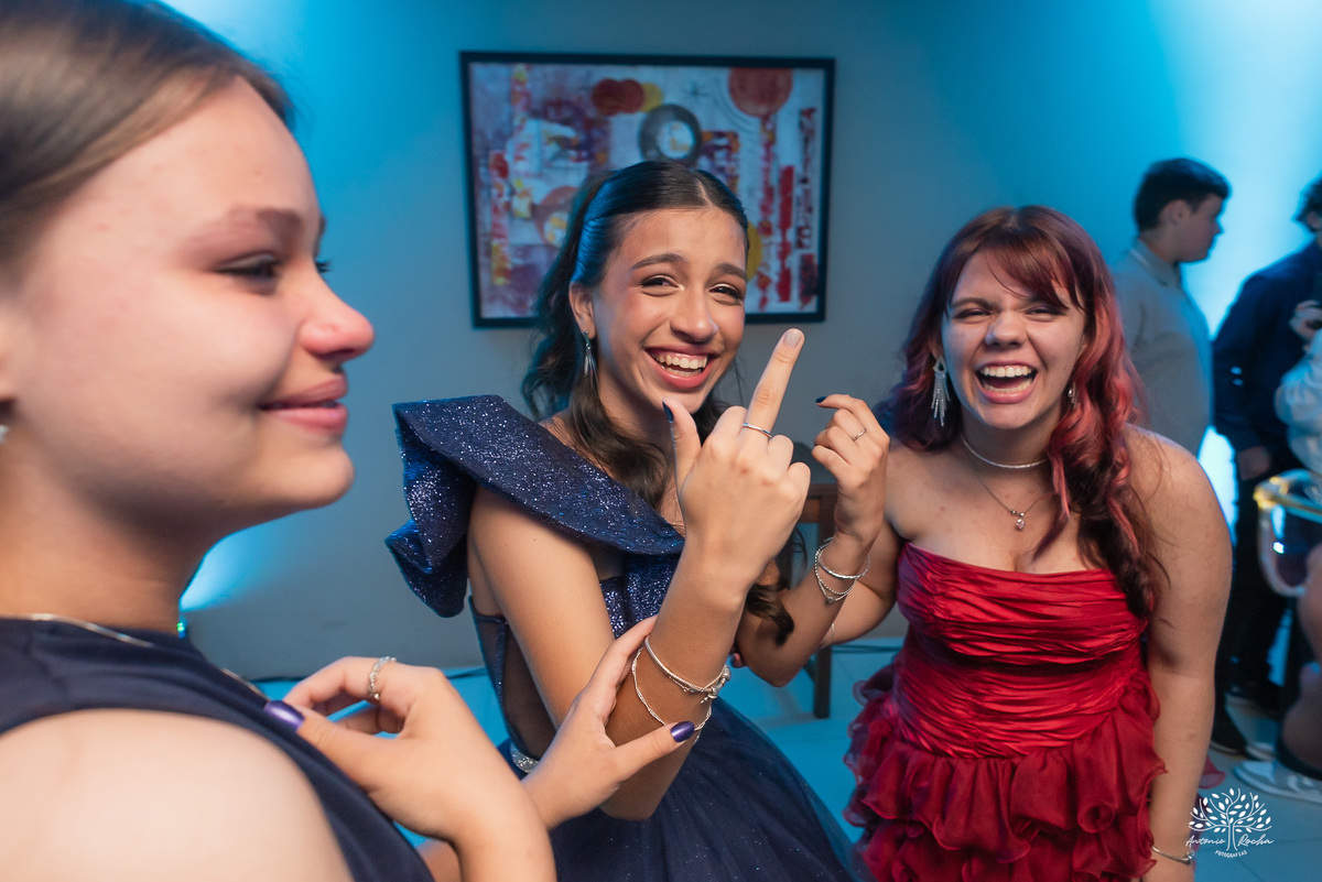 Debutante mostrando o anel de 15 anos para as amigas