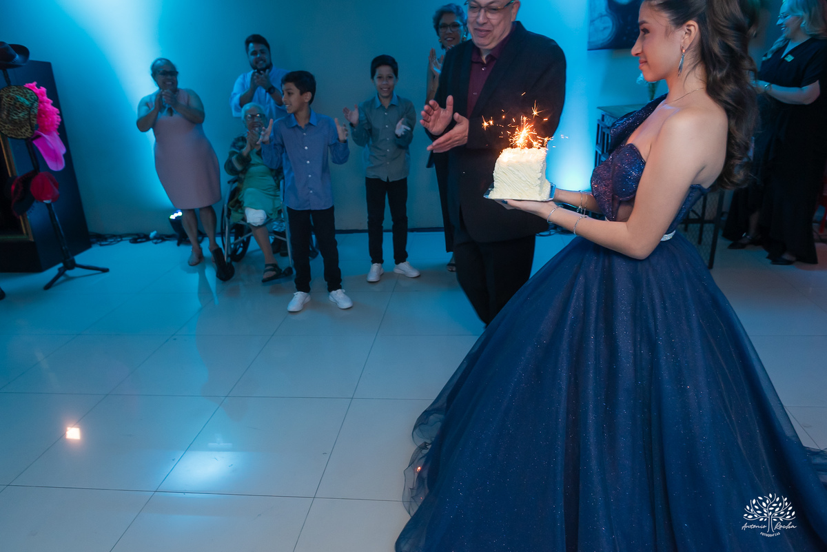 Debutante chegando com o bolo para o pai que estava de aniversário