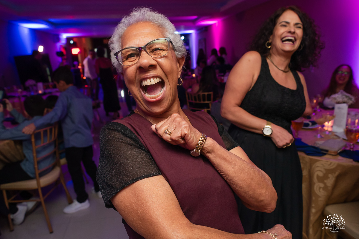 Gargalhada da avó da debutante