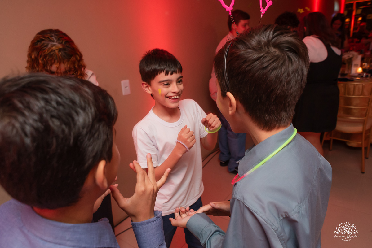 Crianças dançando na balada de 15 anos