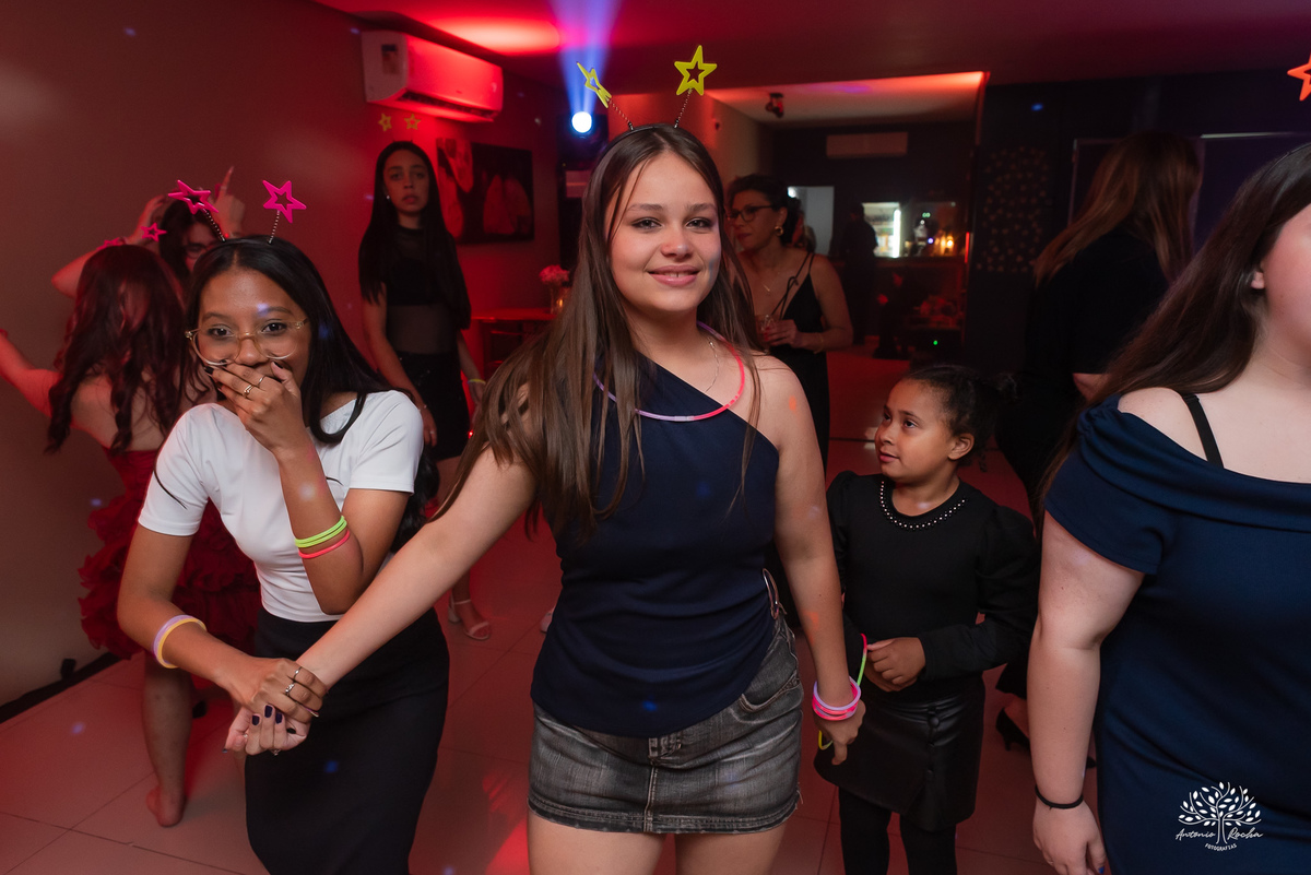 Convidados curtindo a pista na festa de 15 anos
