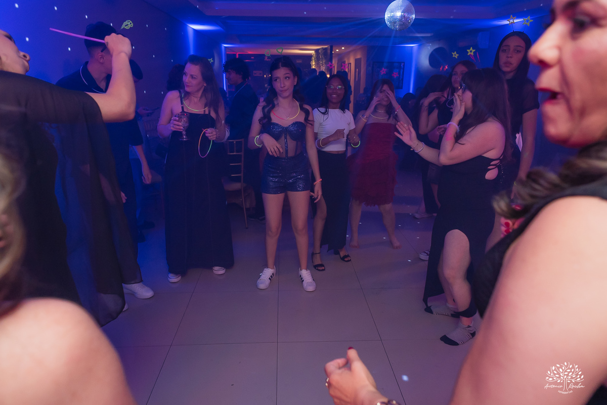 Convidados curtindo a pista na festa de 15 anos