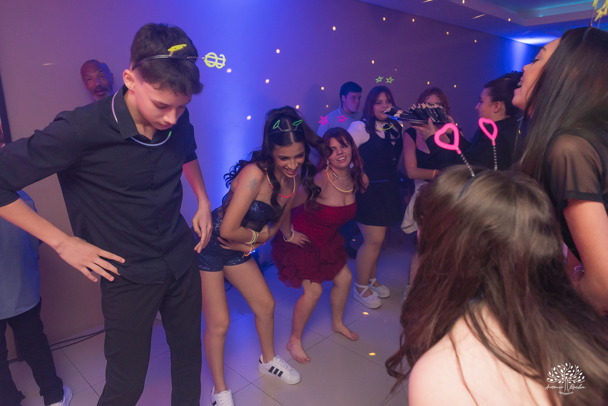 Convidados curtindo a pista na festa de 15 anos
