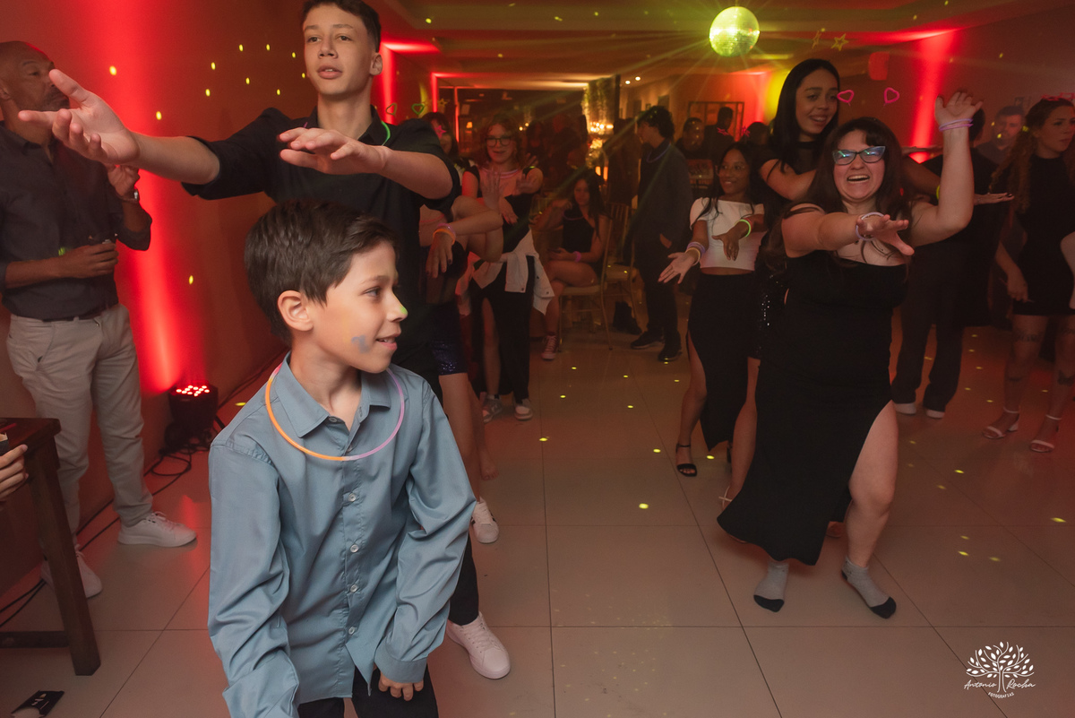 Convidados curtindo a pista na festa de 15 anos