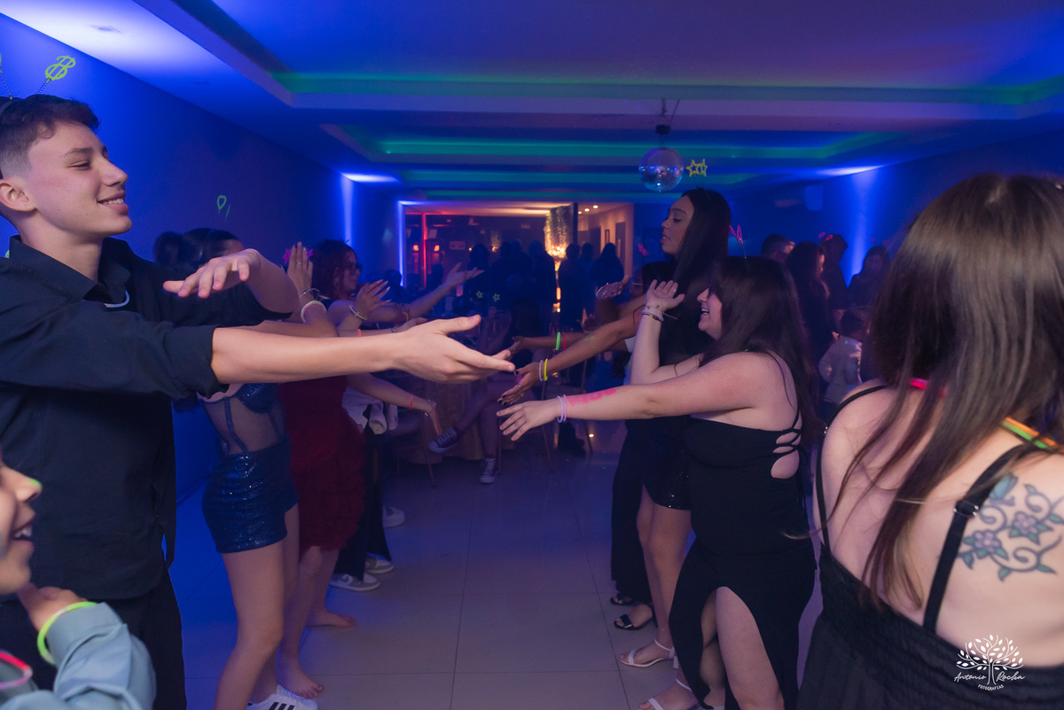 Convidados curtindo a pista na festa de 15 anos macarena