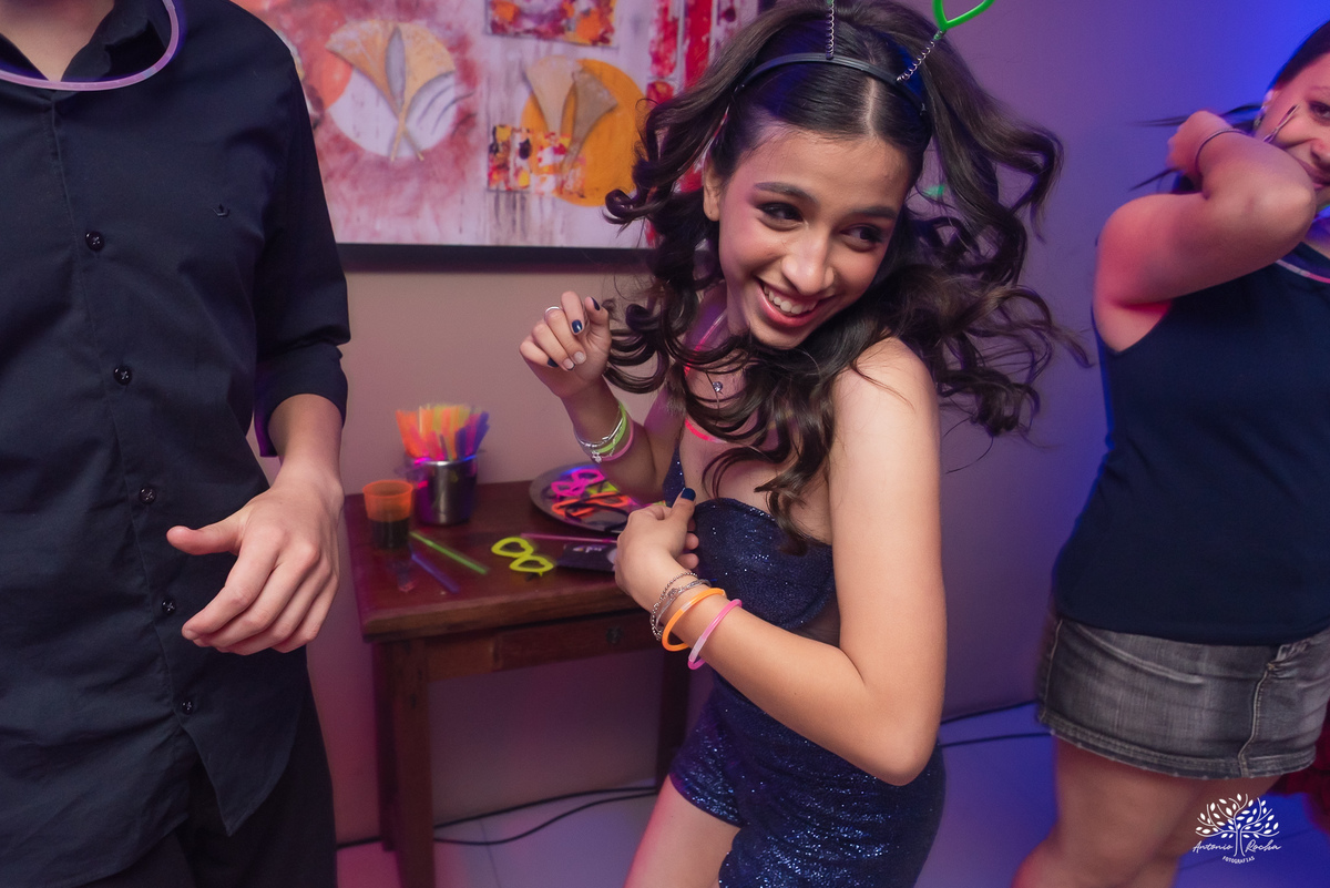 Debutante curtindo a pista na festa de 15 anos