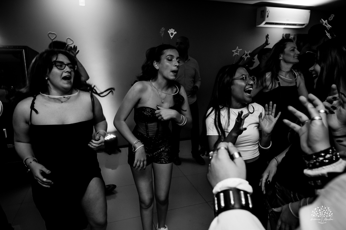 Convidados curtindo a pista na festa de 15 anos