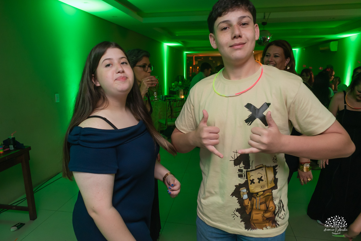 Convidados curtindo a pista na festa de 15 anos
