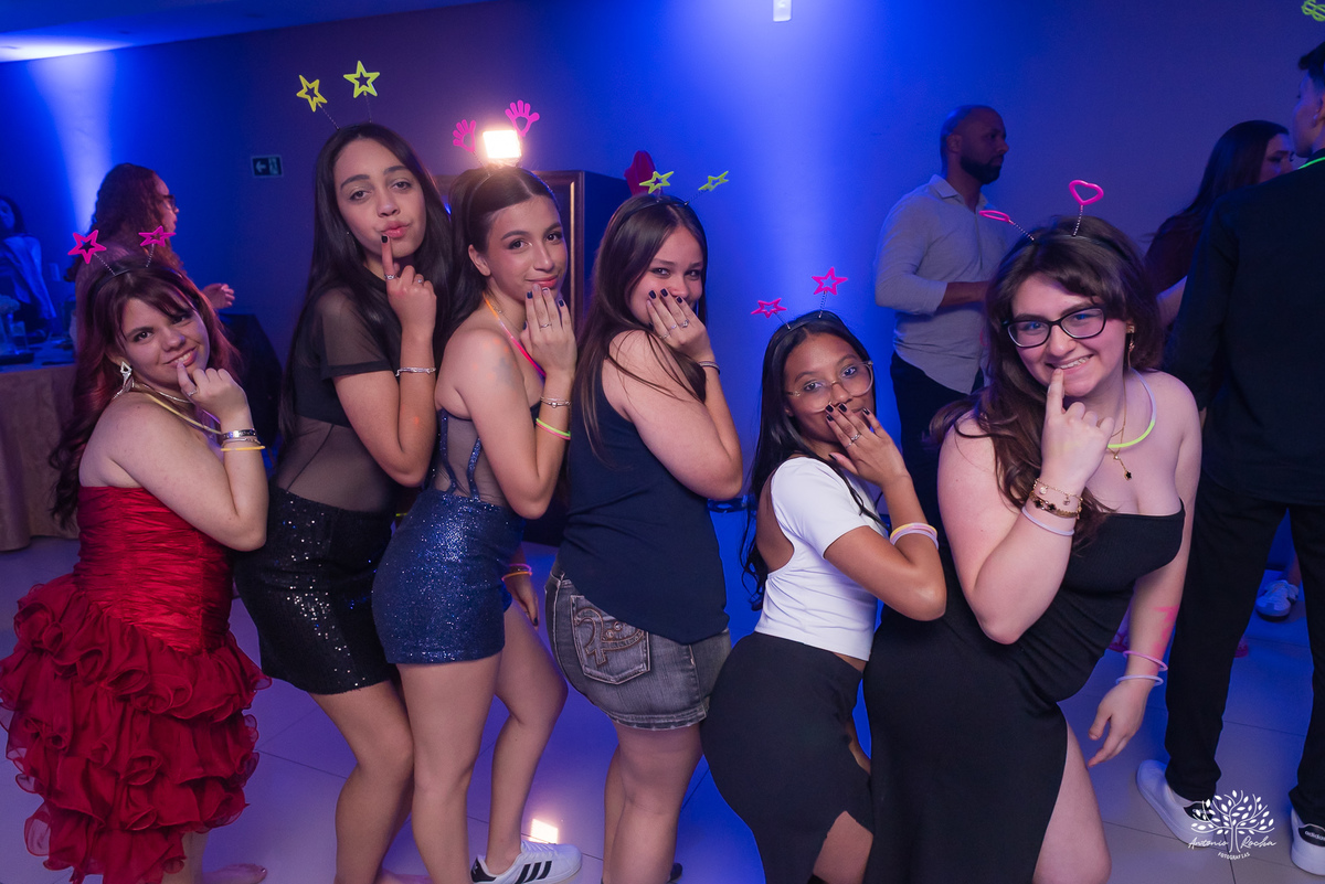 Convidados curtindo a pista na festa de 15 anos