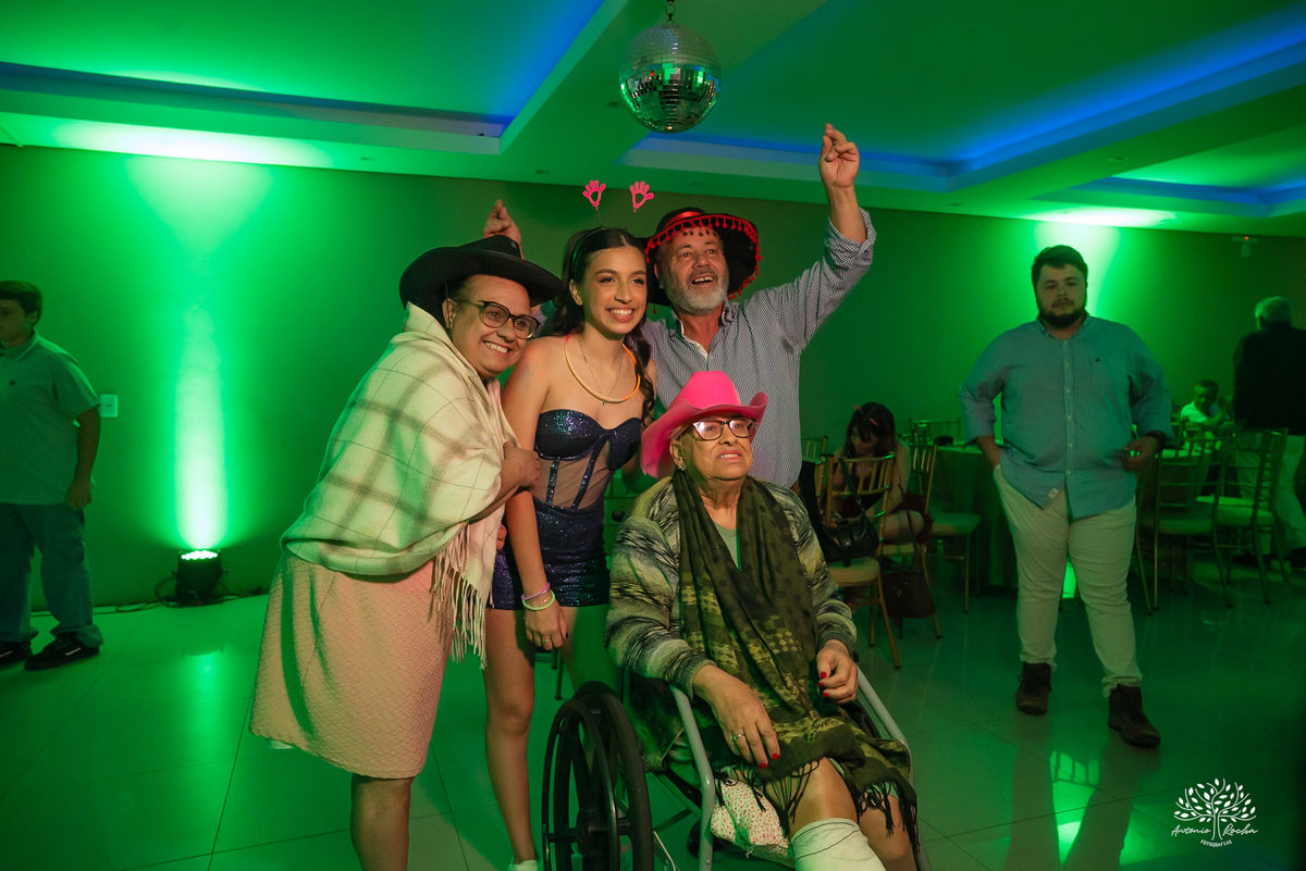 Convidados curtindo a pista na festa de 15 anos