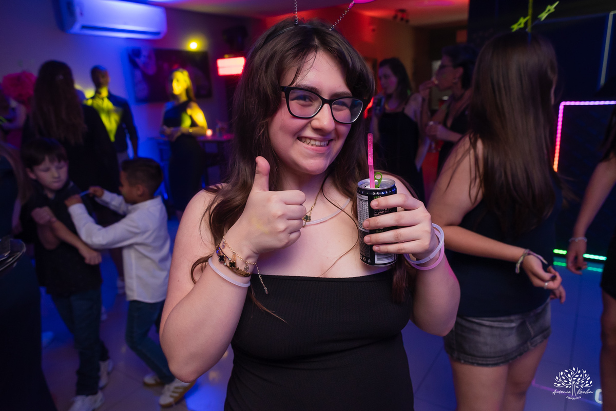 Convidados curtindo a pista na festa de 15 anos